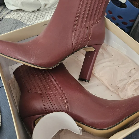 BCBG Womens boots- NIB - Picture 3 of 5